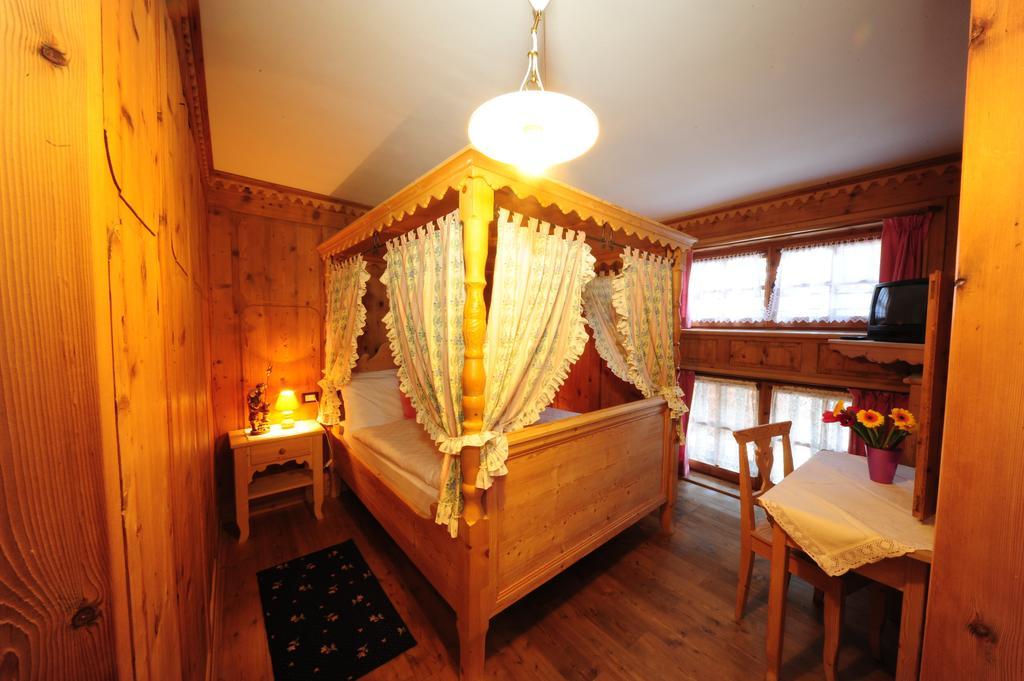 Chalet Alpenrose Bio Wellness Naturhotel Cogolo Pokoj fotografie